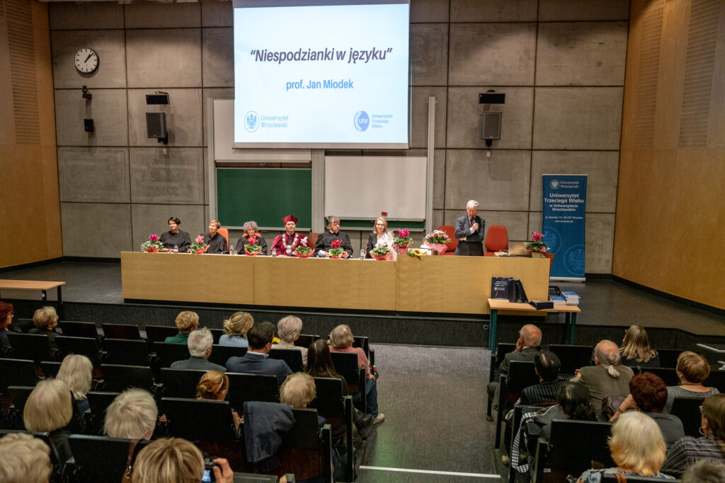 Widok na katedrę, wystąpienie prof. Jana Miodka